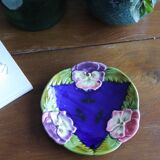 Assiette bleu en barbotine fleurs
