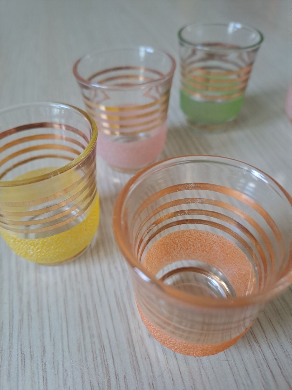 Suite de 8 verres granité