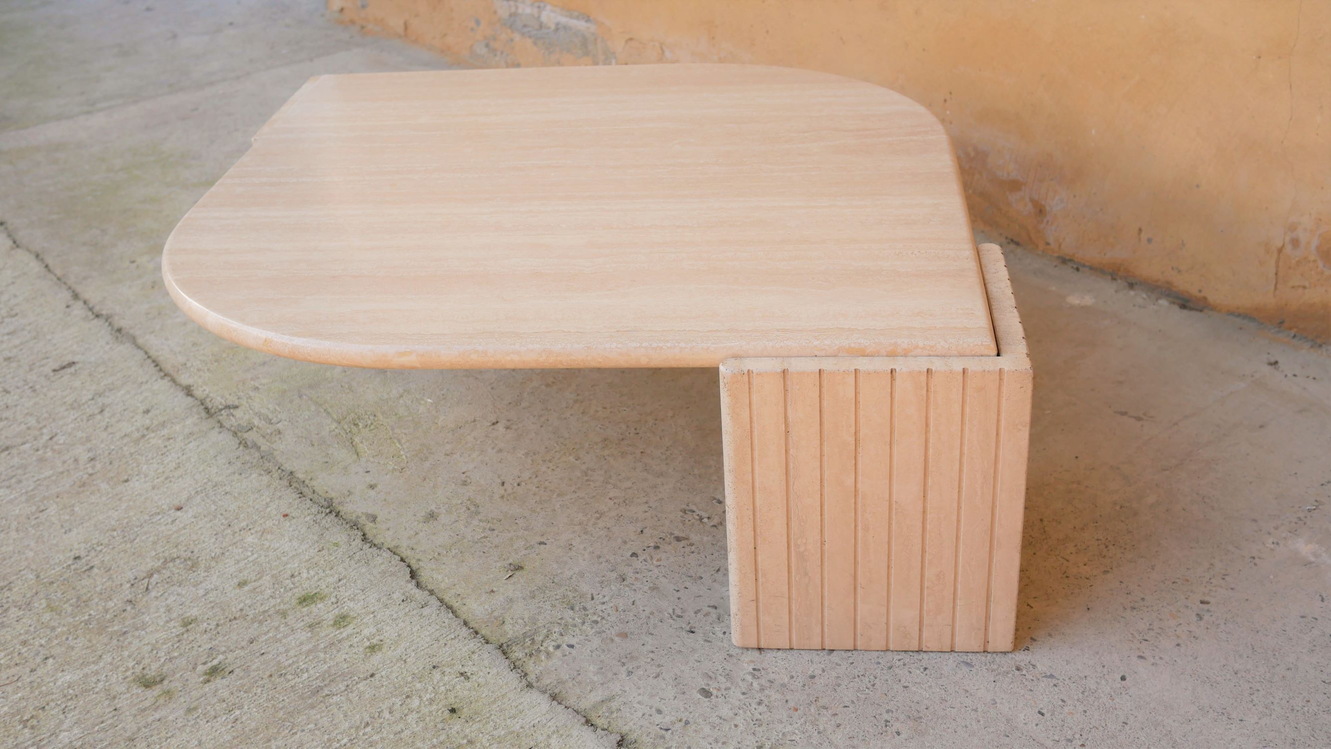 Table basse vintage en travertin par les éditions Roche Bobois
