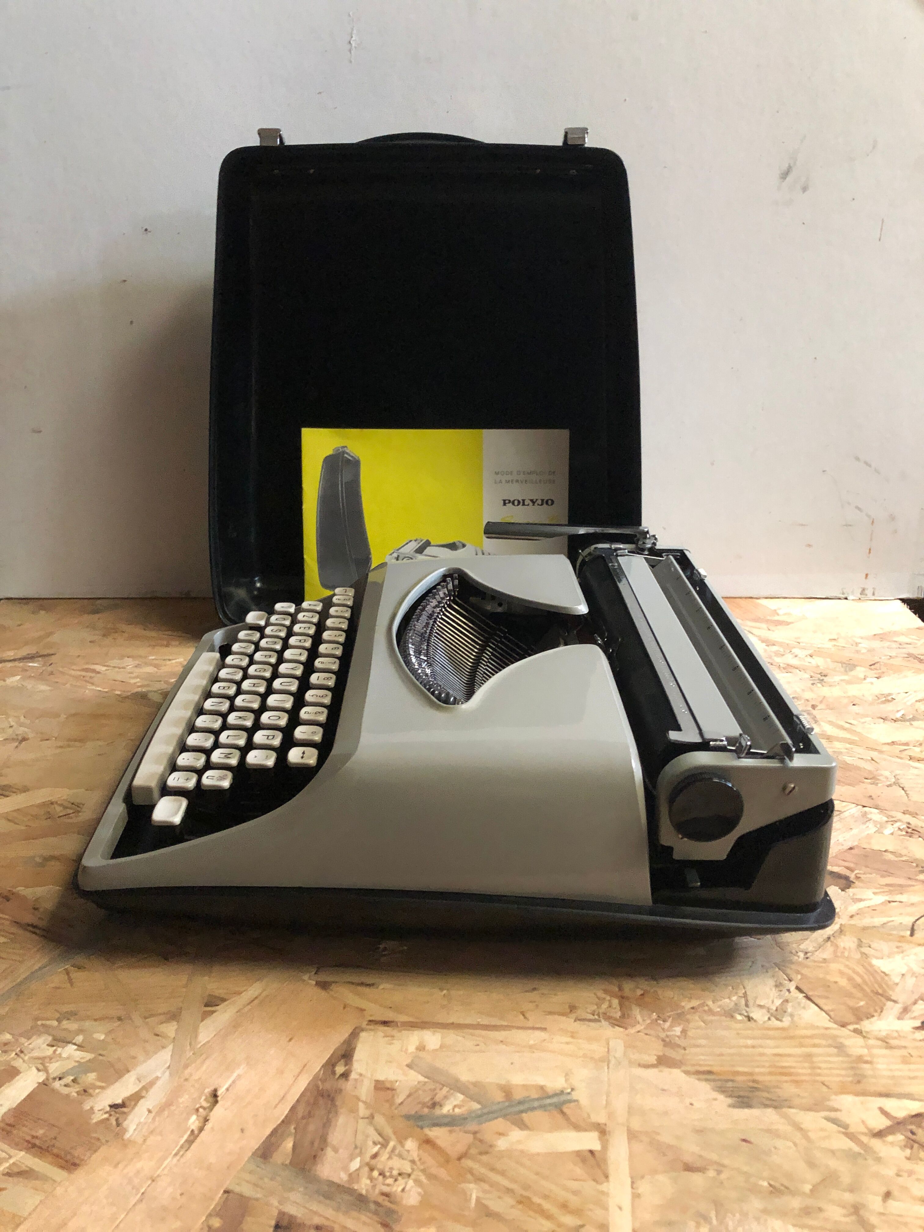 Old writing machine polyjo super 75 bakelite grey + vintage black trunk