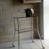 Table d'appoint pieds strings et plateau en verre fumé 1960