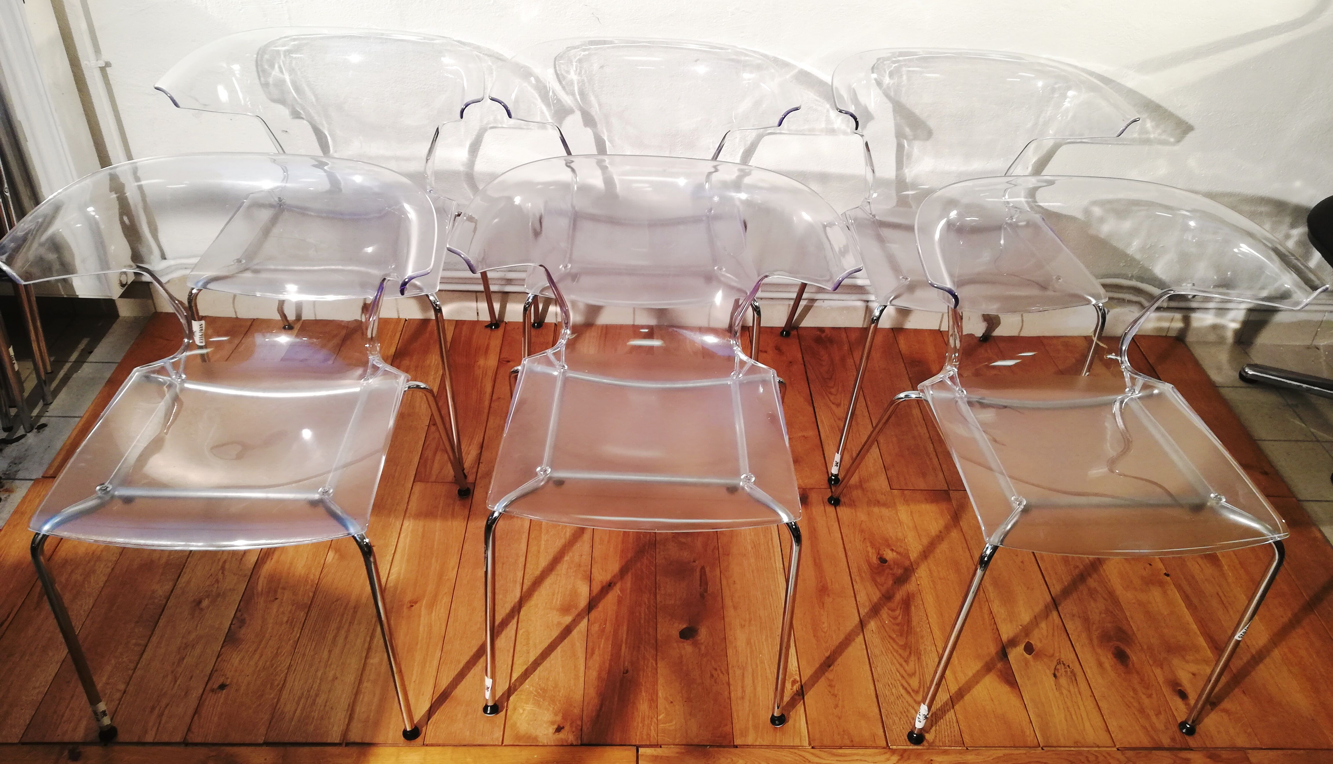 Chaise transparente