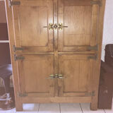 Ancien frigo de boucher transformé en meuble de rangement