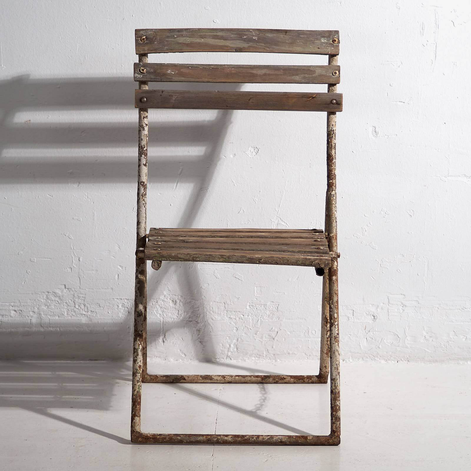 Antique folding garden chairs (c.1920). Set of 2 pieces.