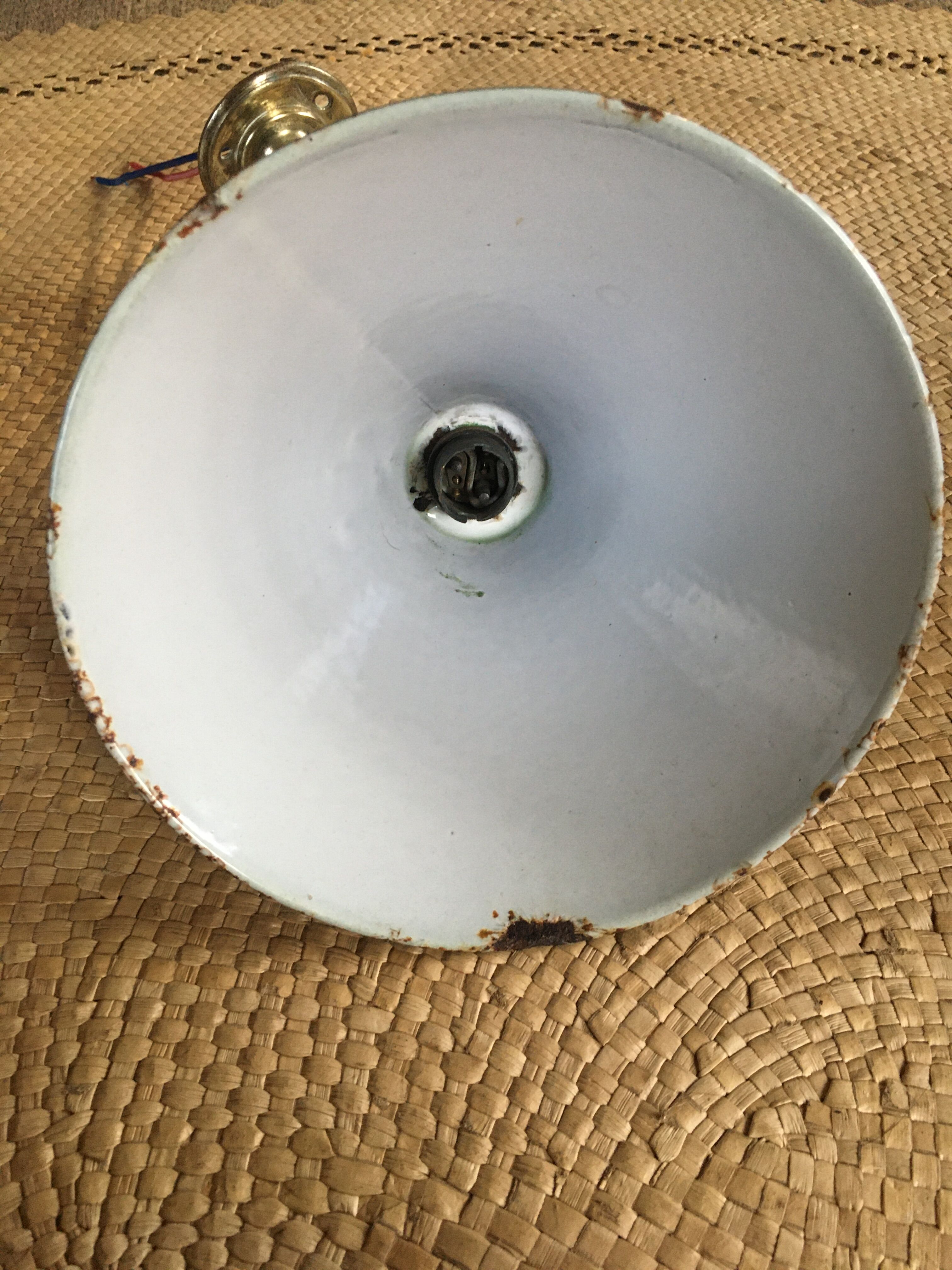 Enamelled sheet metal wall light