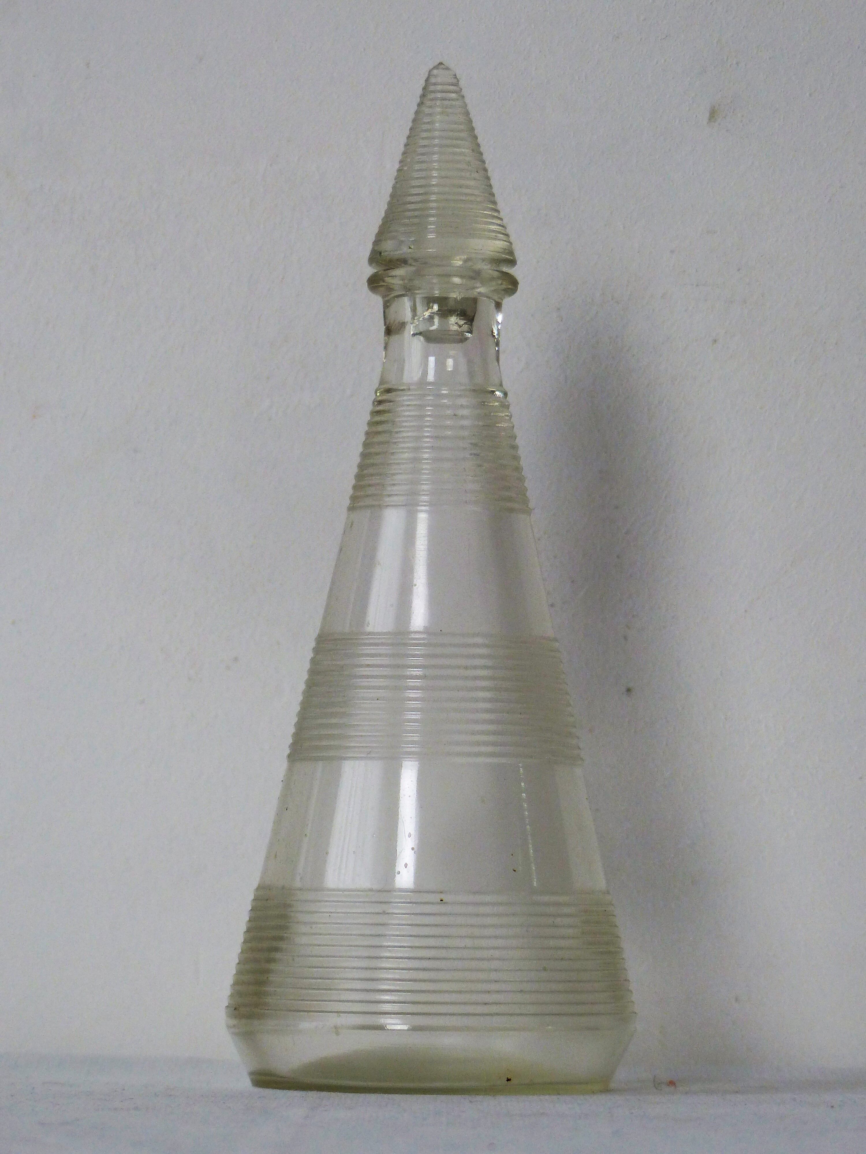 Carafe and its 3 glasses