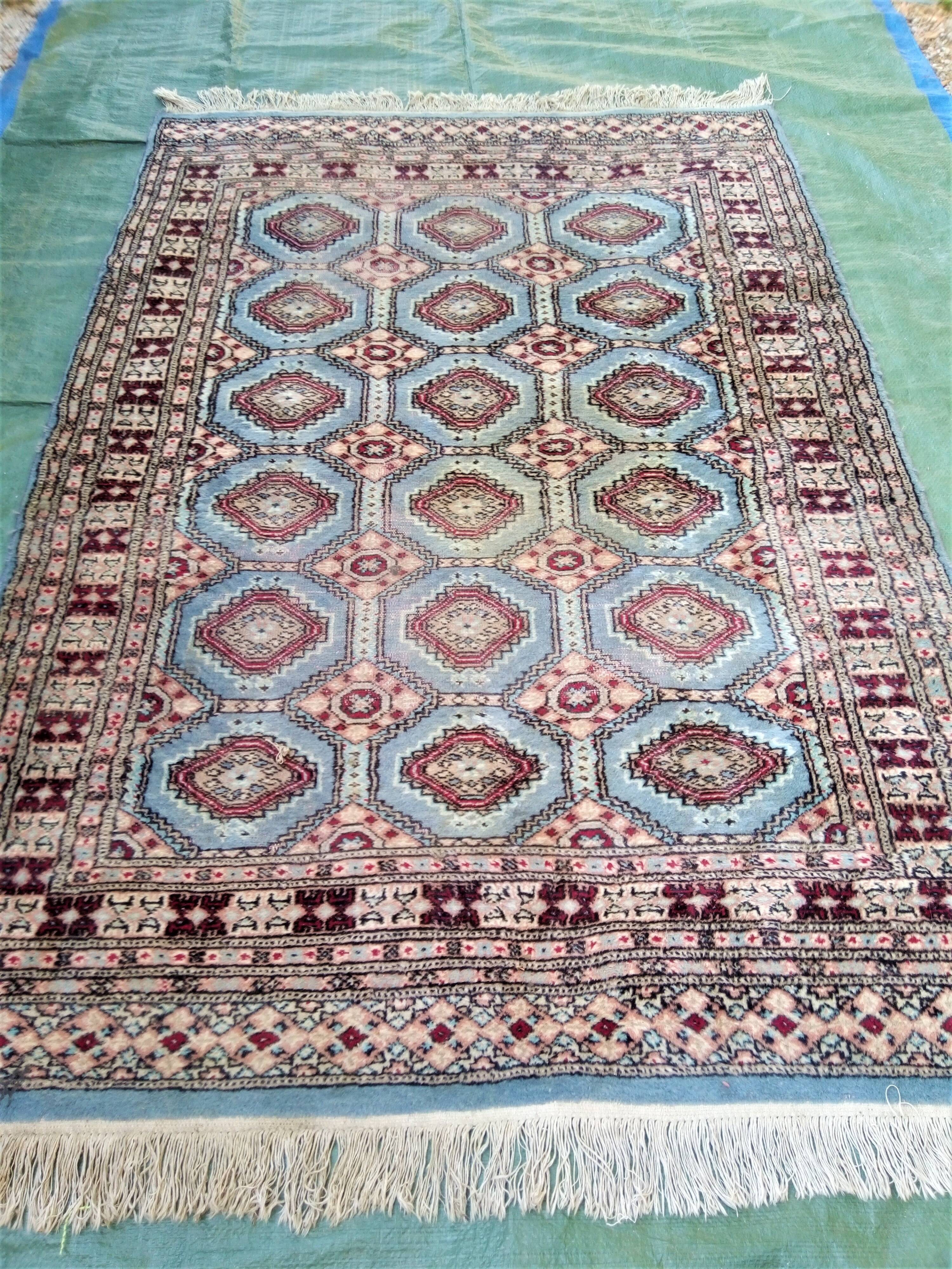 Old handmade wool oriental rug. 190 x 126cm