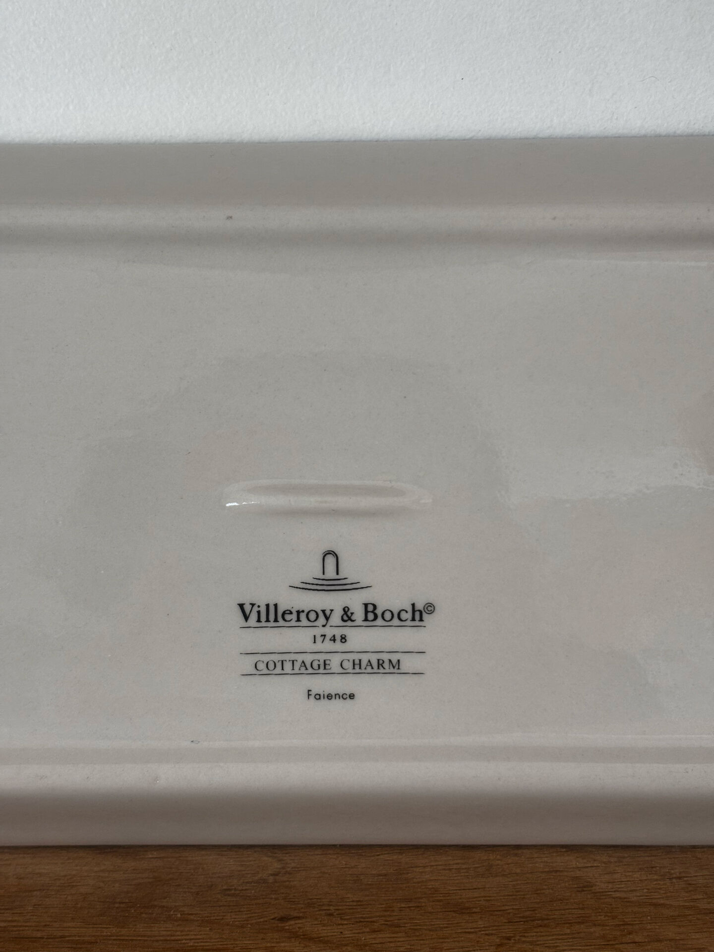 Beautiful platter or cake dish Villeroy and Boch cottage charm.