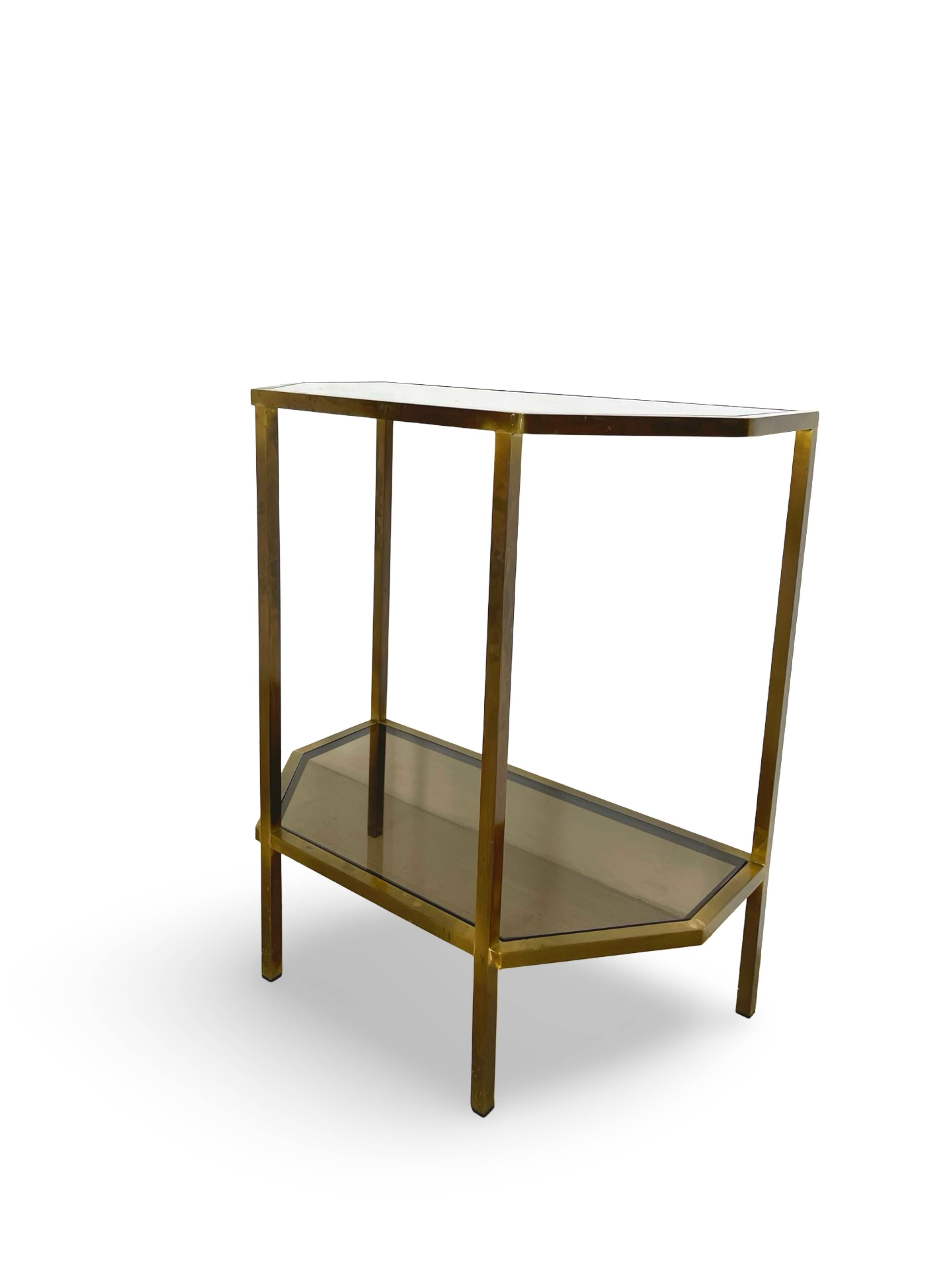 Table d'appoint italienne demi-hexagonale en laiton des années 1970.