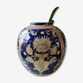 Vase chinois artisanal forme boule en céramique émaillée, motifs floraux/frises enrubannées