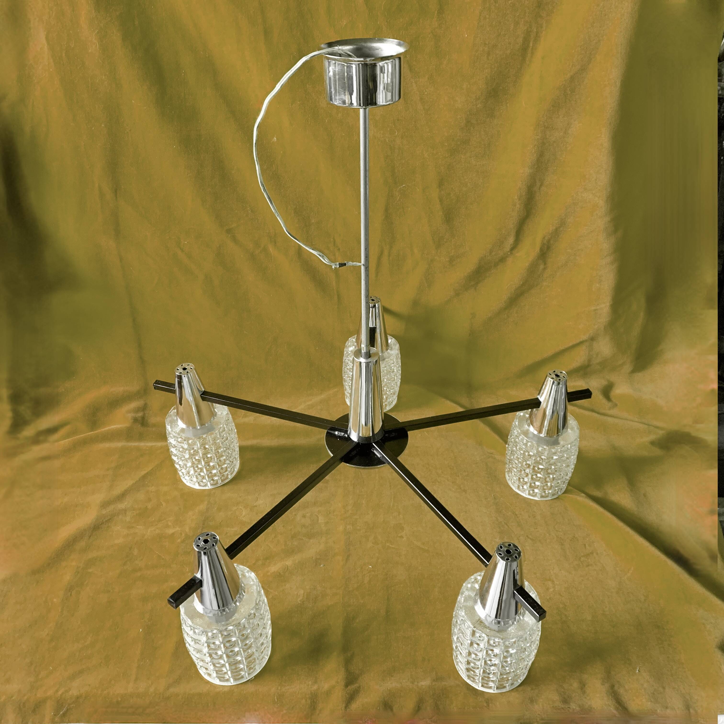 Large modernist chandelier in chromed metal and textured glass - 5 arms