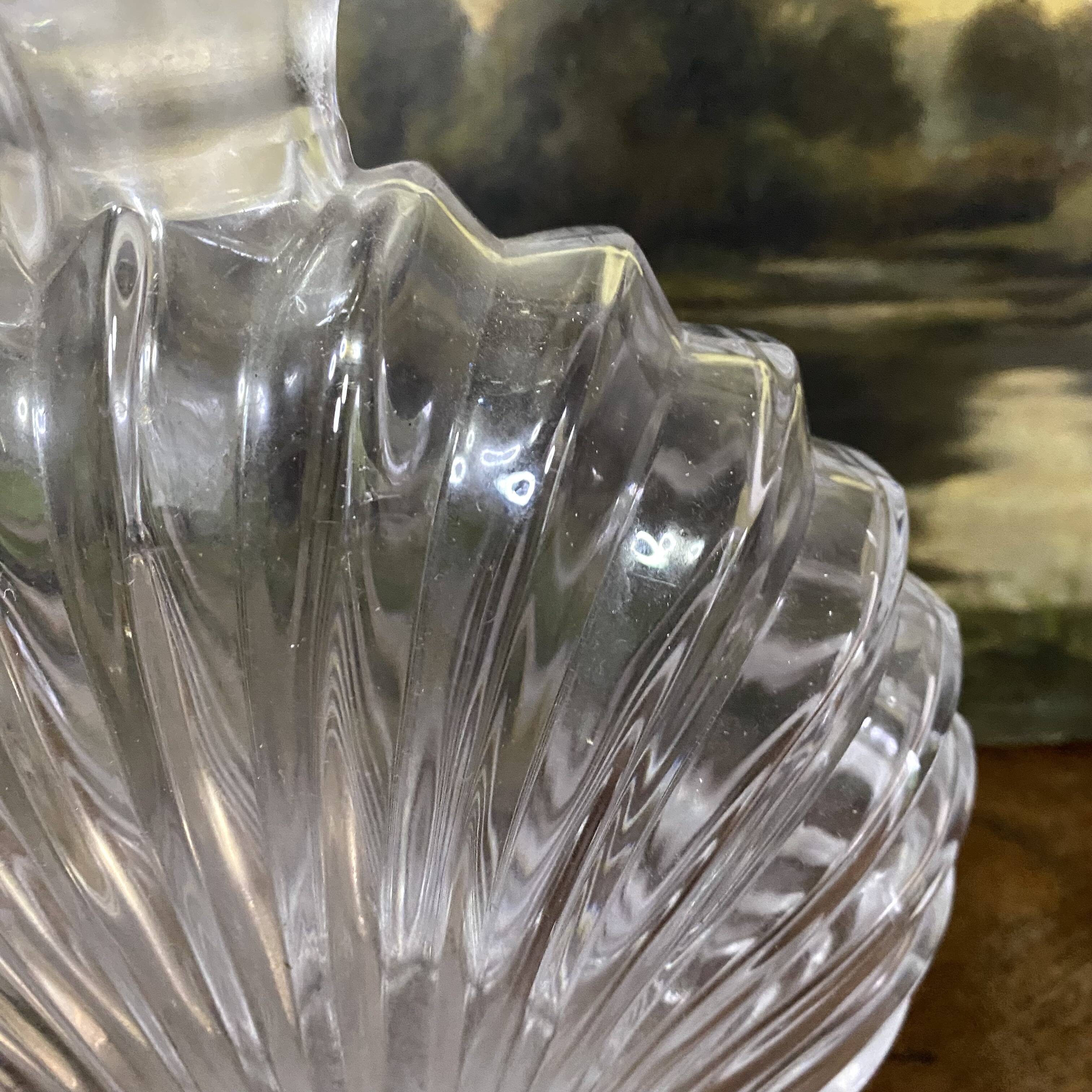 Shell-shaped carafe with a ball stopper