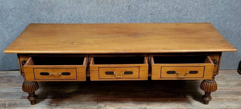 Very large English style coffee table in walnut from the 20th century