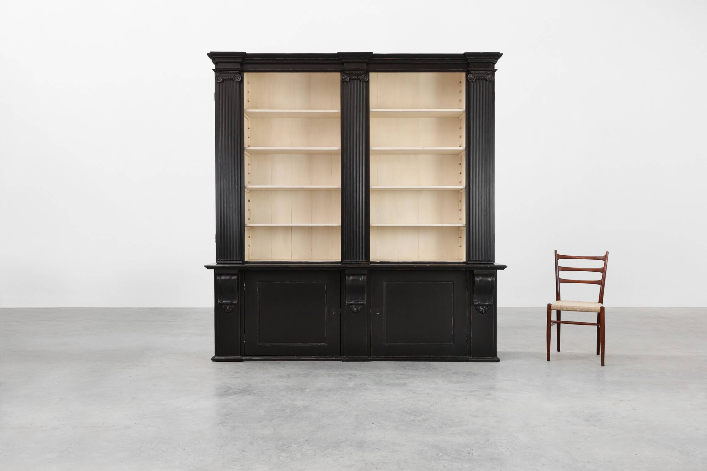 Bibliothèque haute noire du 20e siècle en MDF, Royaume-Uni
