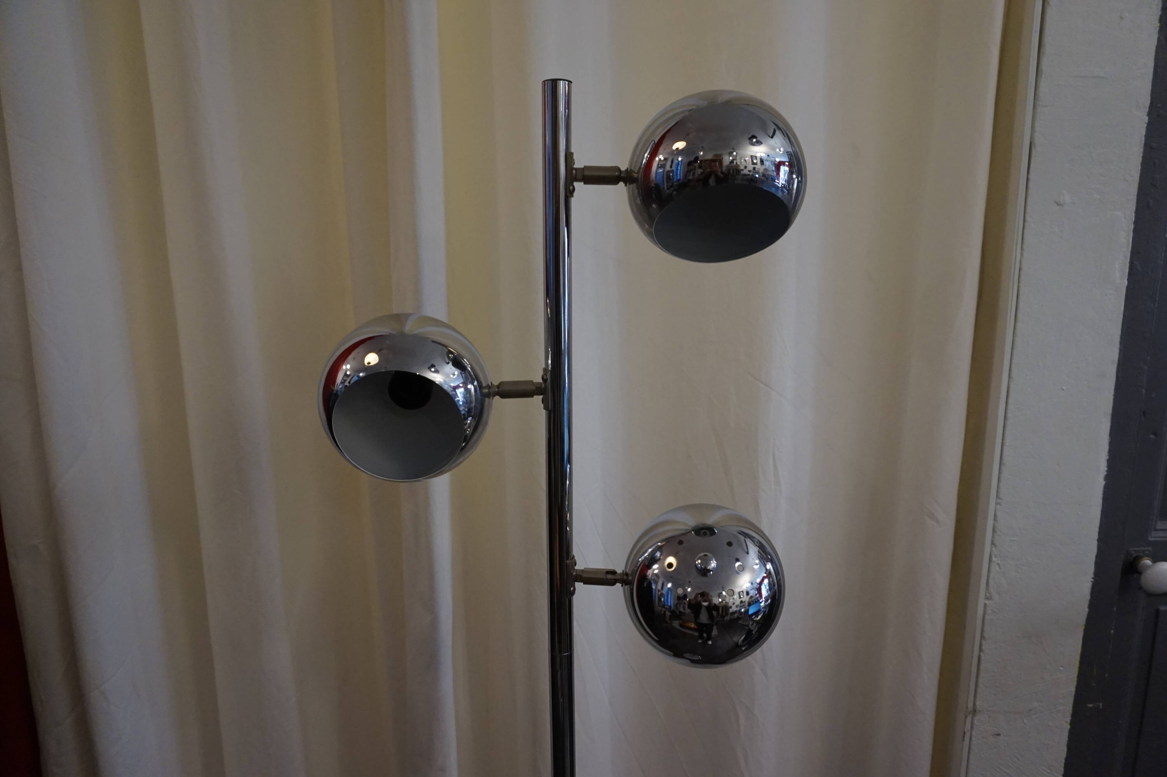 Three-ball chrome lamppost