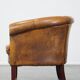 Fauteuil club en peau de mouton subtile avec finition cloutée décorative