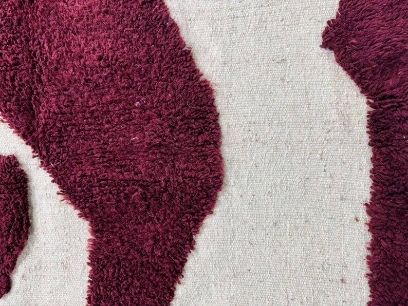 Pure Moroccan wool carpet in burgundy, size 200 x 300 cm.