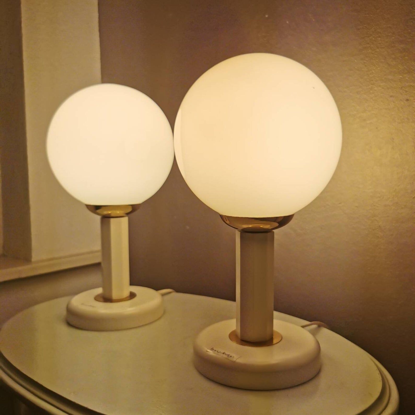 Set of 2 vintage Bony Design table lamps with 80s glass bulb hood