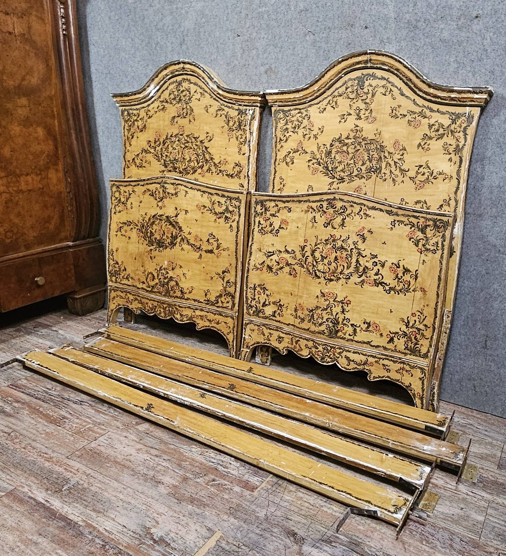 Pair of antique painted beds with floral decoration - 19th century - Venetian style