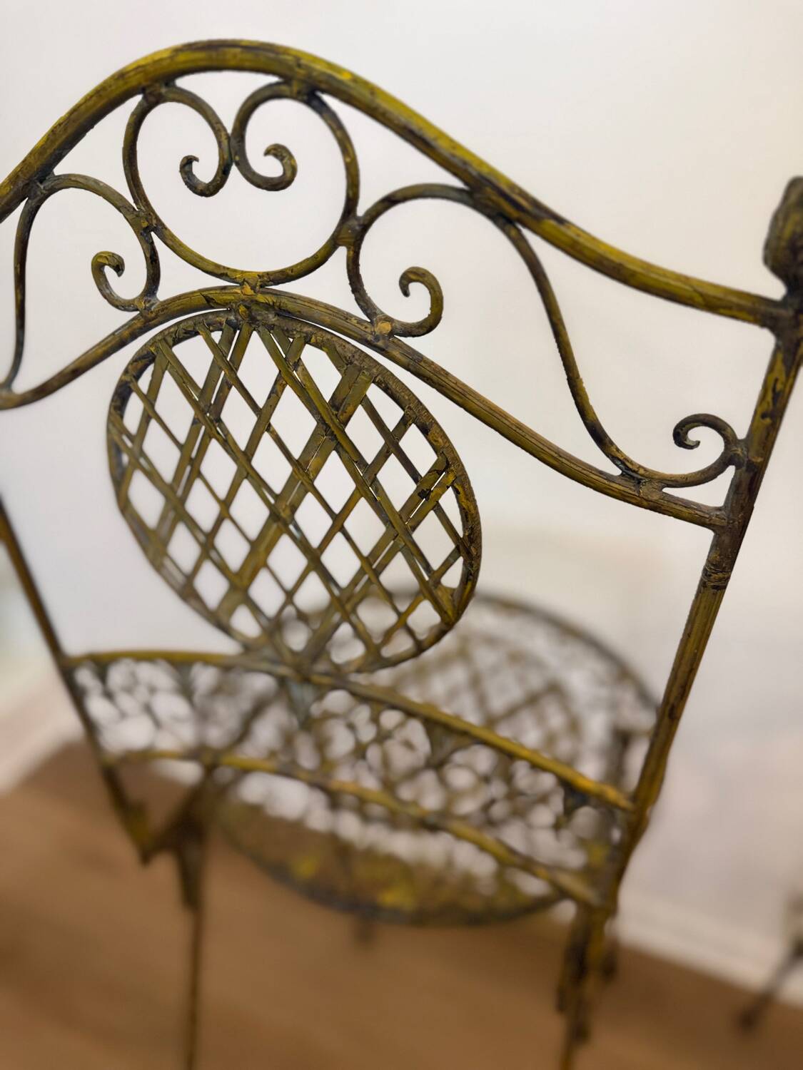 Paire de chaises hautes pliantes en fer forgé – Patine ocre – Style Ja