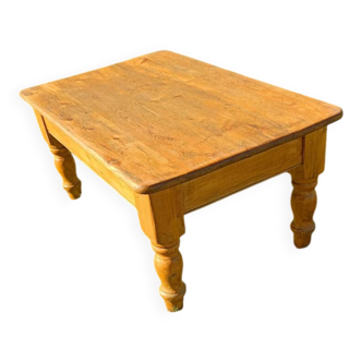 Solid oak coffee table – turned legs – chic country style