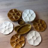 Ensemble assiettes vertes et blanches barbotine + 2 beurriers + 1 coupelle, signé GIEN
