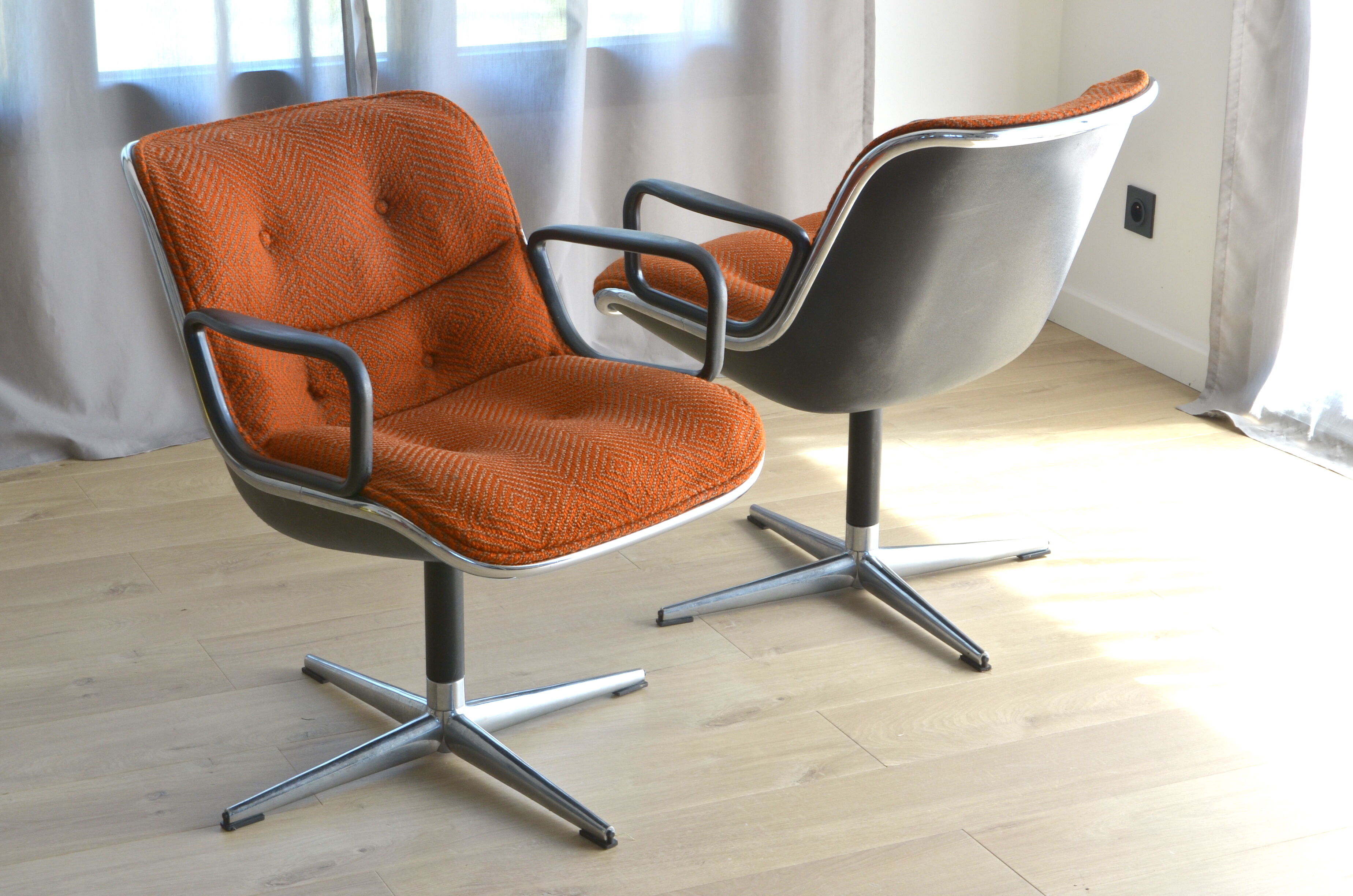 Pair of chairs by Charles Pollock, 1st edition, Edition Knoll