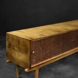 Buffet en bouleau moderne scandinave du milieu du siècle avec relief en cuivre sur le devant, années 1960