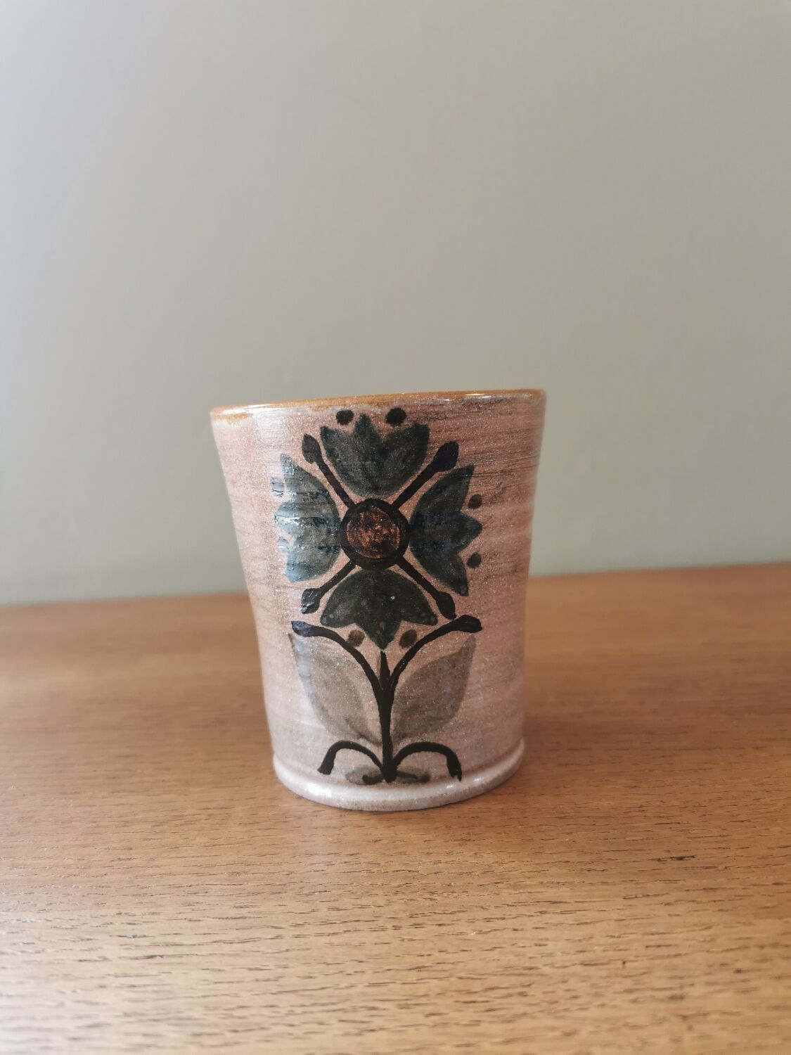 Suite of 4 vintage mugs