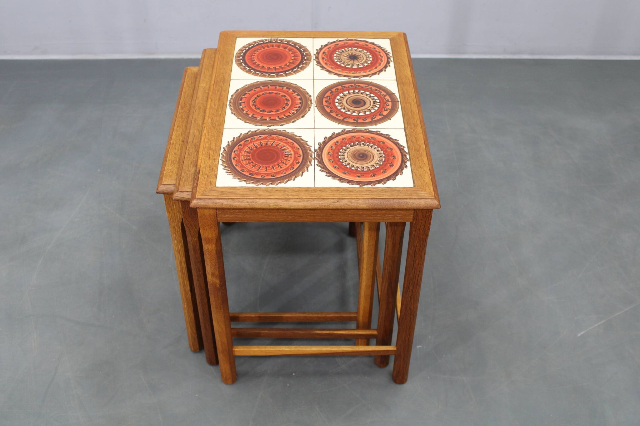 Tables gigognes danoises en chêne des années 50 avec des plateaux en carrelage.