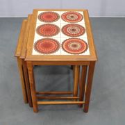 Tables gigognes danoises en chêne des années 50 avec des plateaux en carrelage.