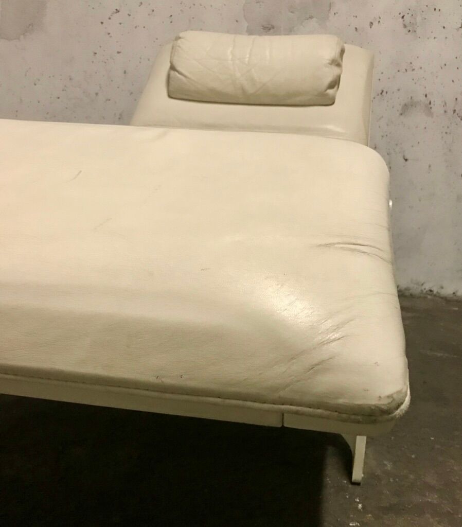Leather chaise longue