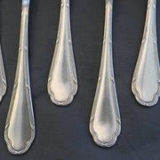 Lot de 8 cuillères à café en métal argenté ercuis.