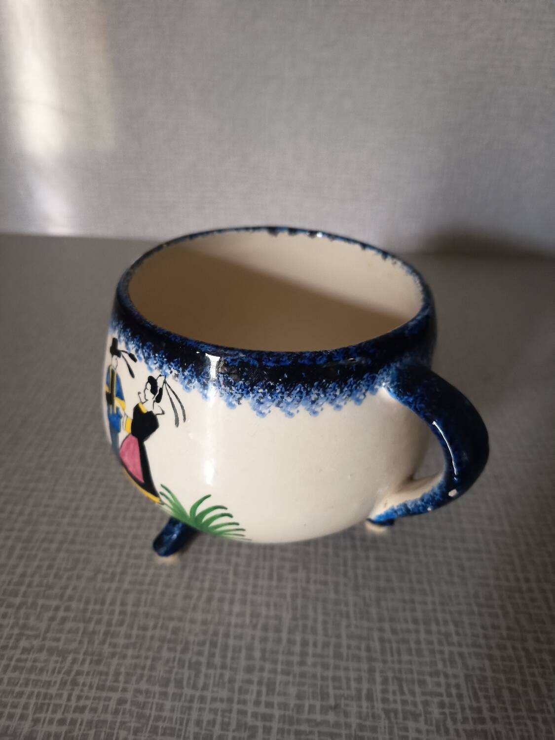 Henriot Quimper tripod bowl