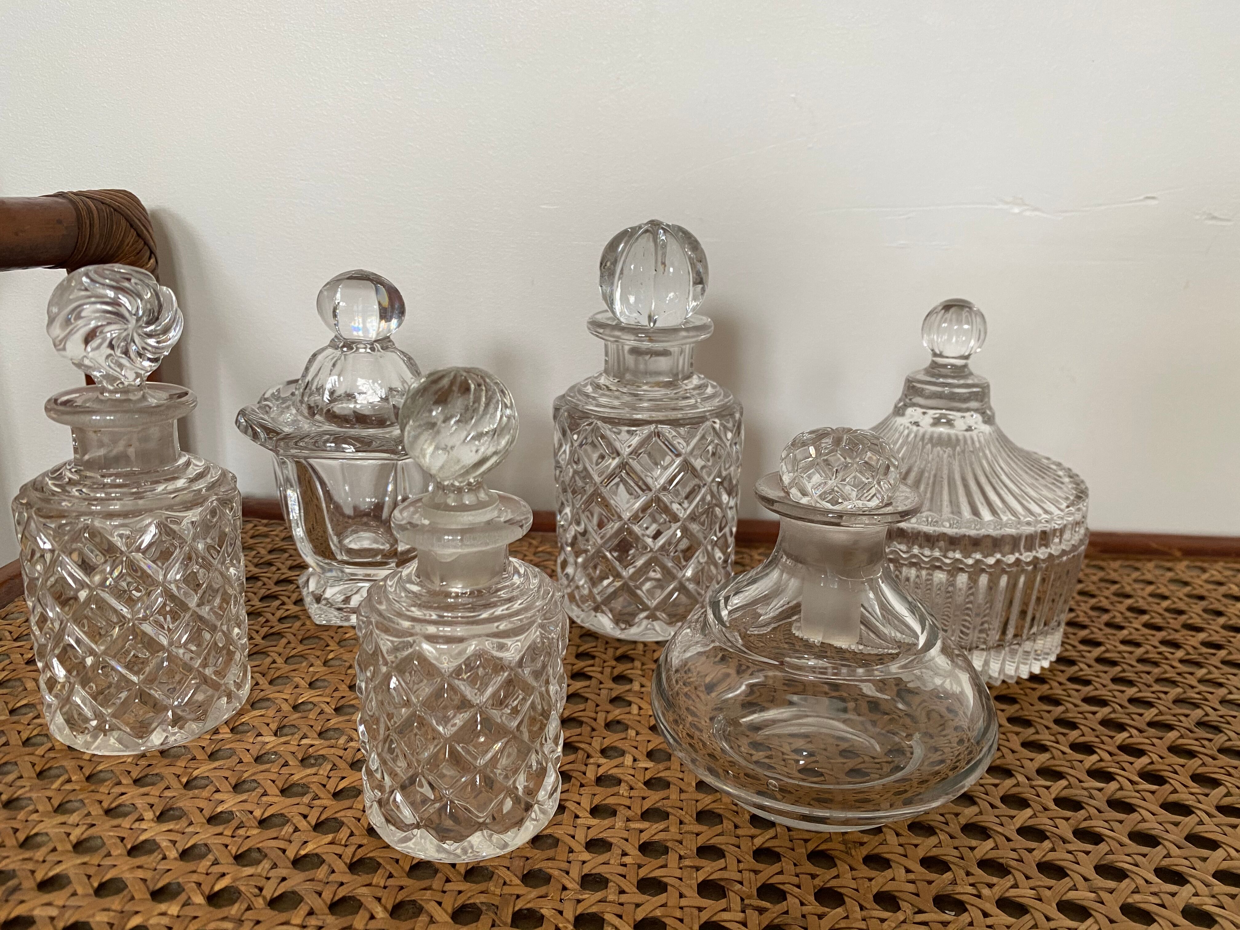 Lot de flacons et bocaux en cristal