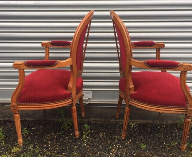 Paire de fauteuils médaillon