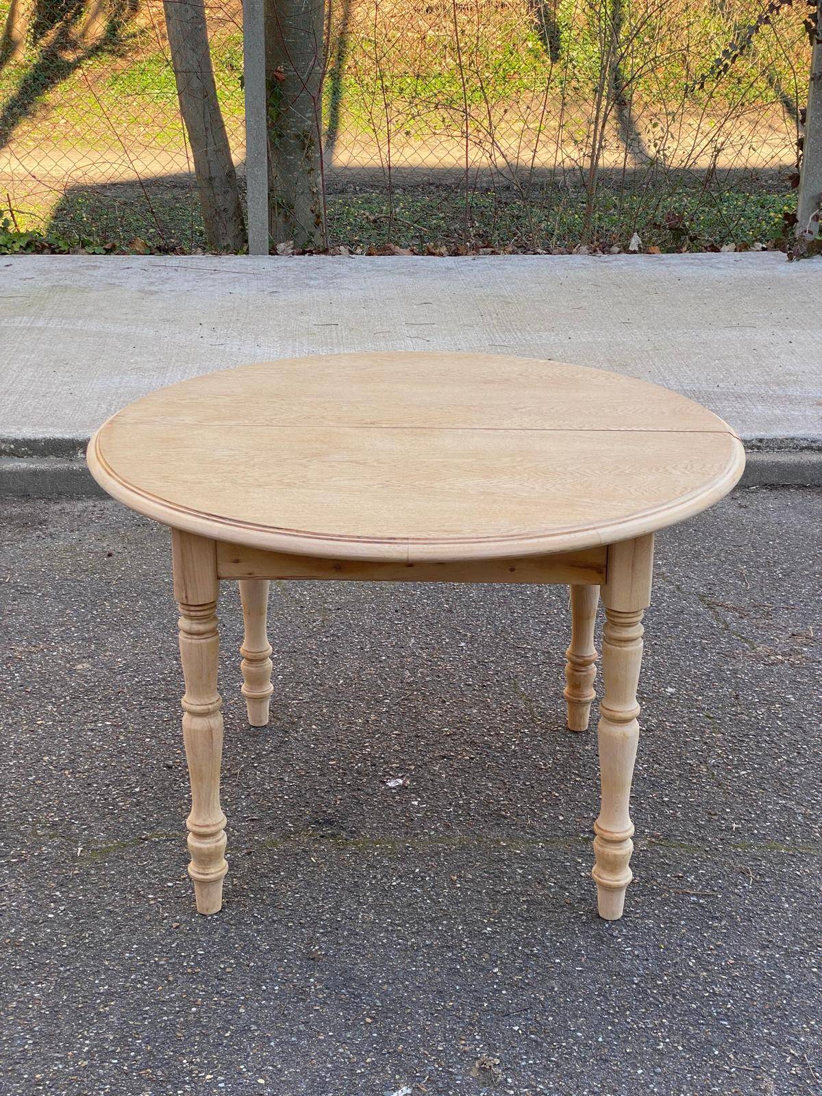 Renovated Louis Philippe round extendable dining table 115cm for 6 people.