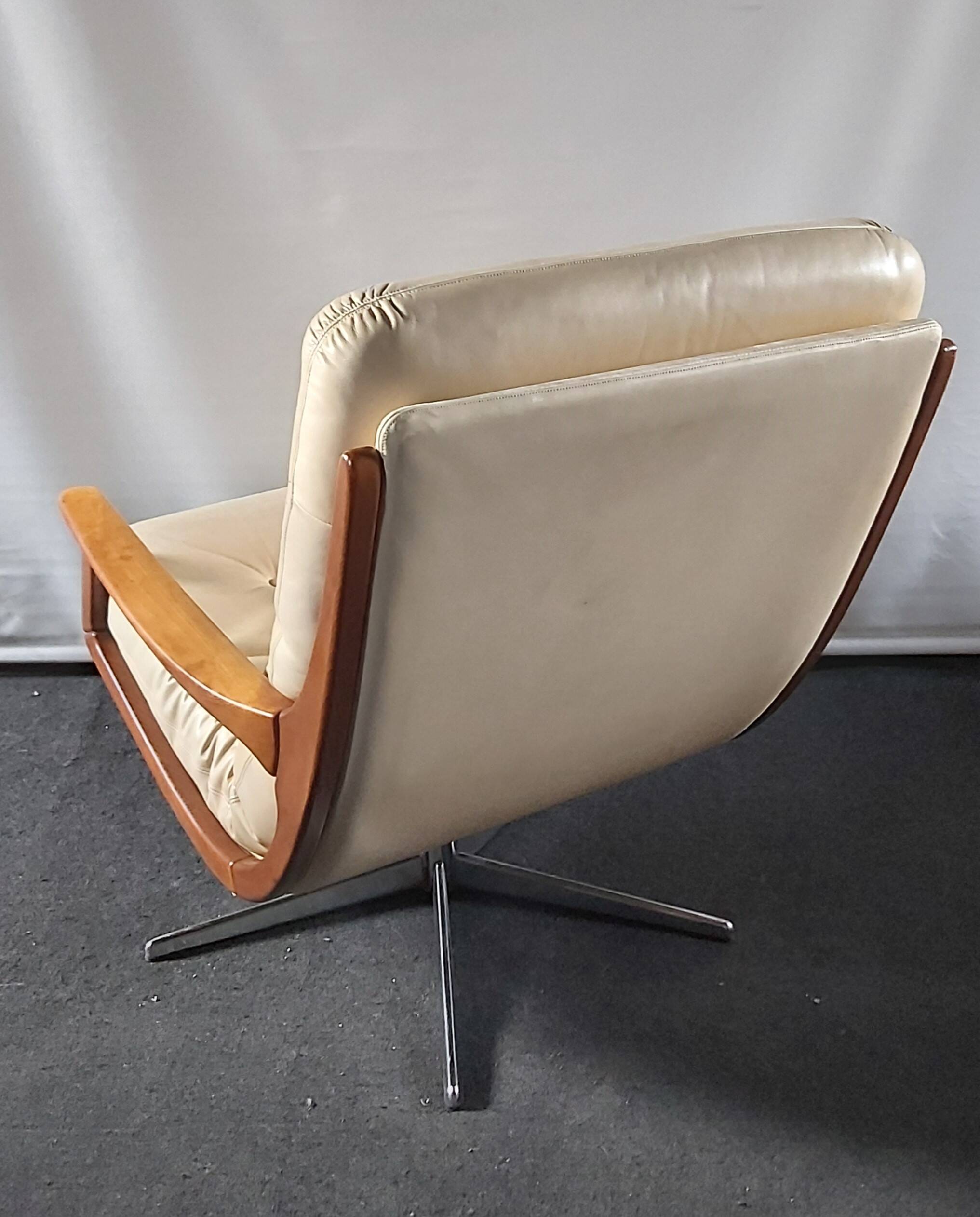 Leather armchairs designed by Eugen Schmidt for Soloform