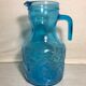 Ancien pichet carafe verre moulé bleu avec anse décorative