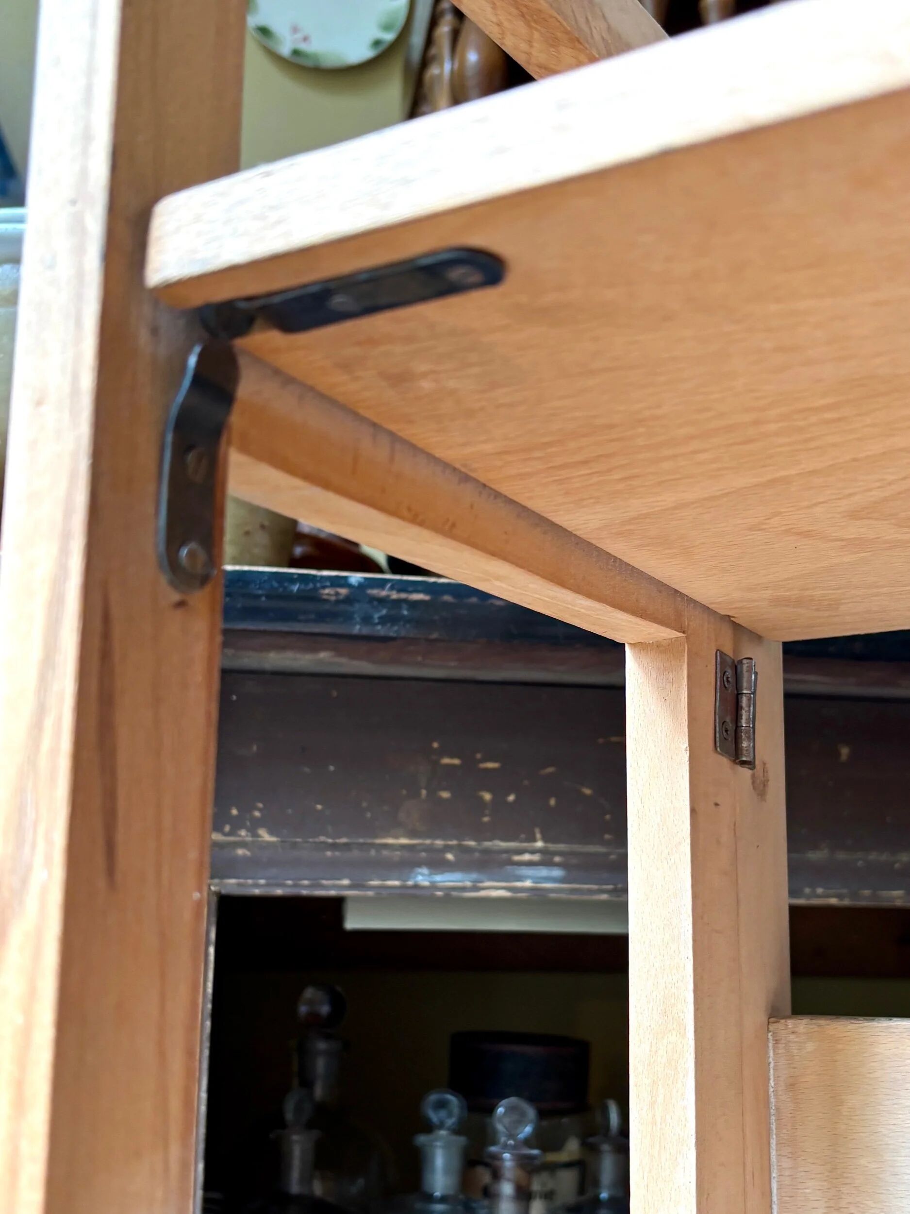 Folding bookshop shelf in light wood