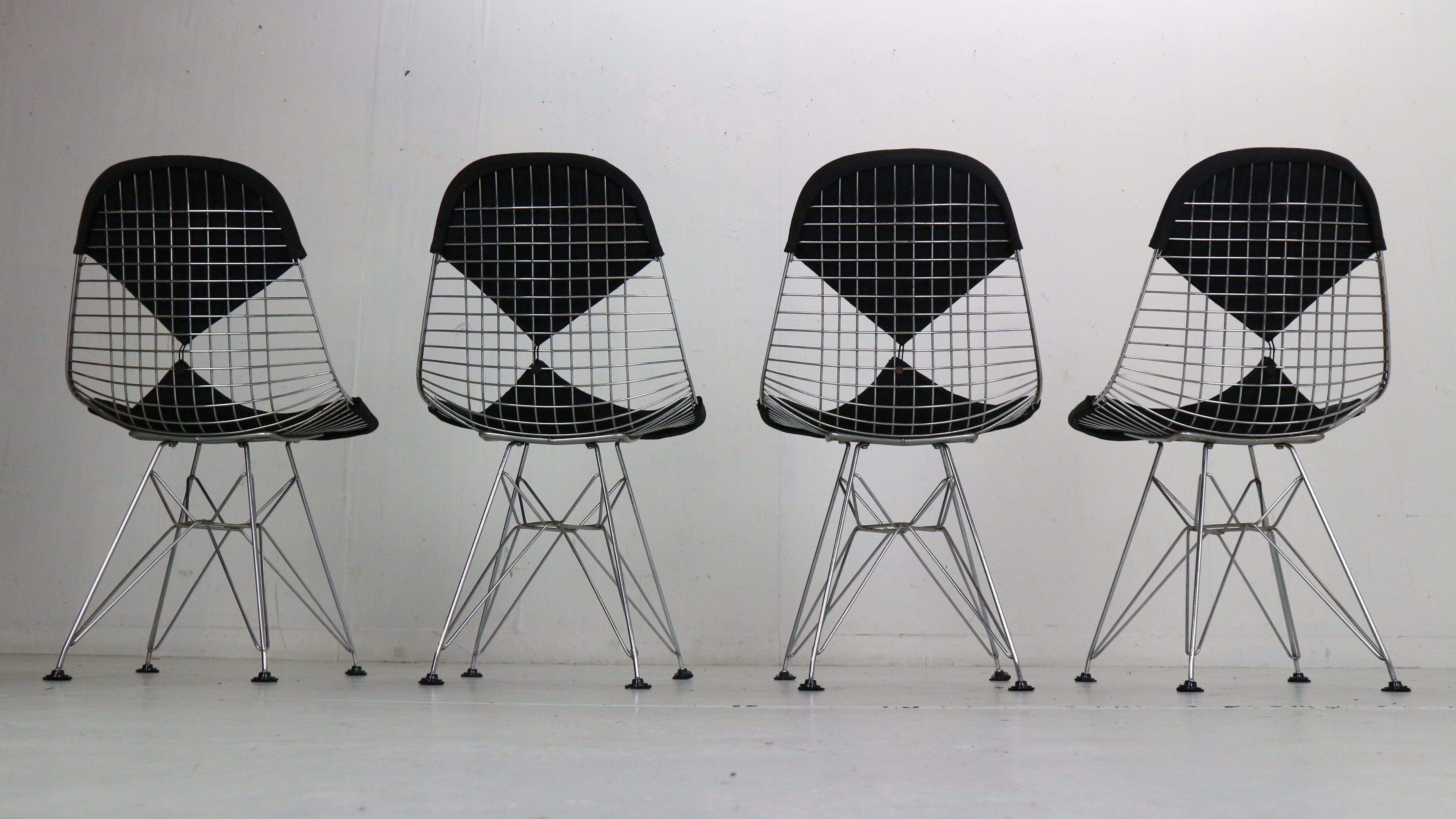 "DKR-2" Set of 4 Wire Chairs 'Bikini' by Eames for Herman Miller, 1960