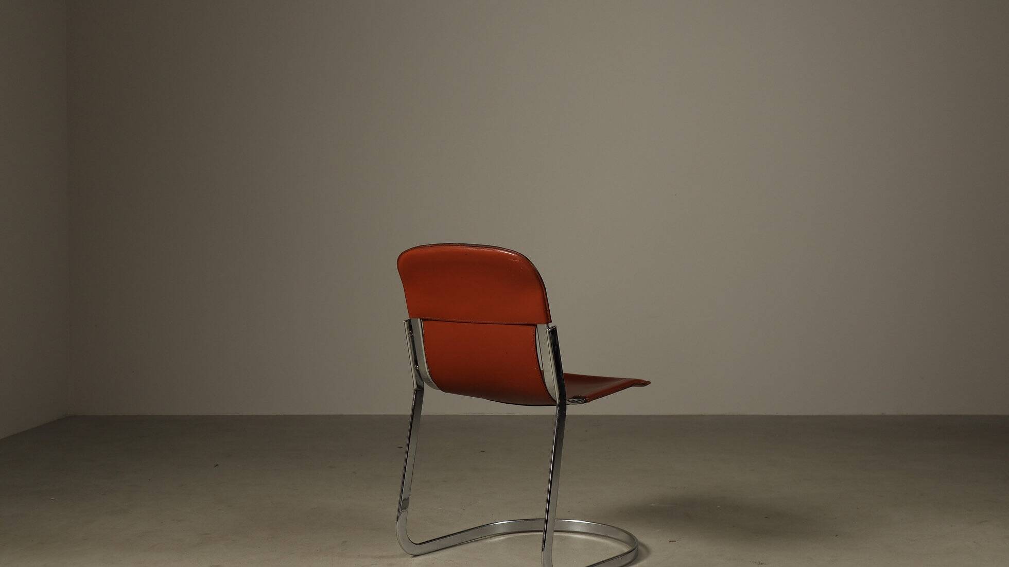 Ensemble de six chaises de salle à manger en cuir à structure cantilever par Willy Rizzo pour Cidue, années 1970.