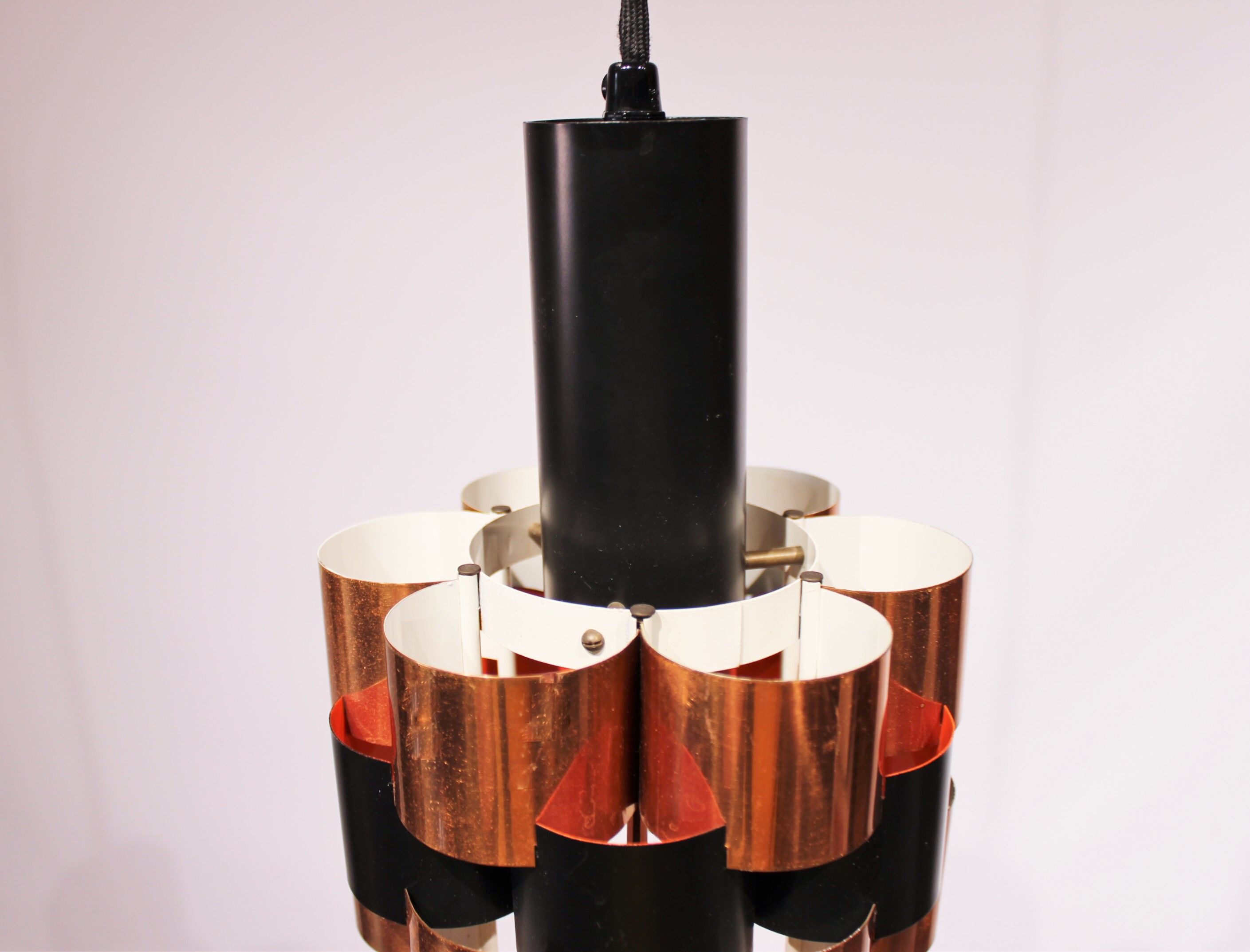 Une paire de lustres en pouces de bois de cordonnier, années 60