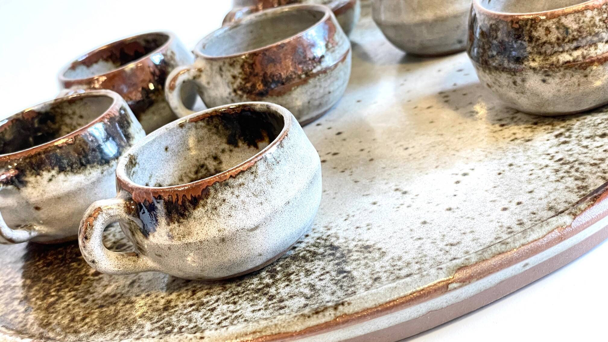 Enamelled stoneware tray and its 7 cups