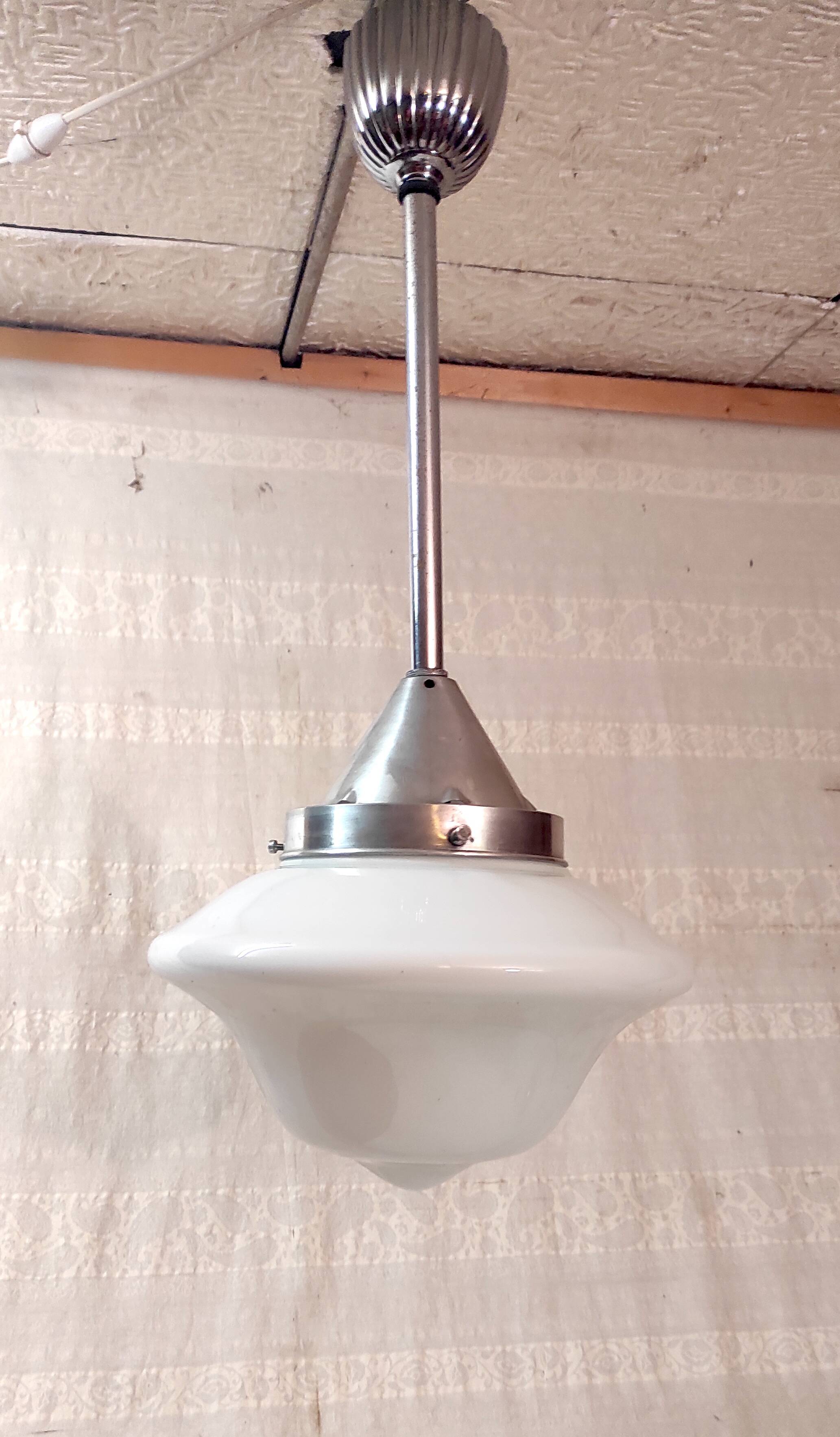 Suspension style Bauhaus métal chromé et globe opaline - années 20/30