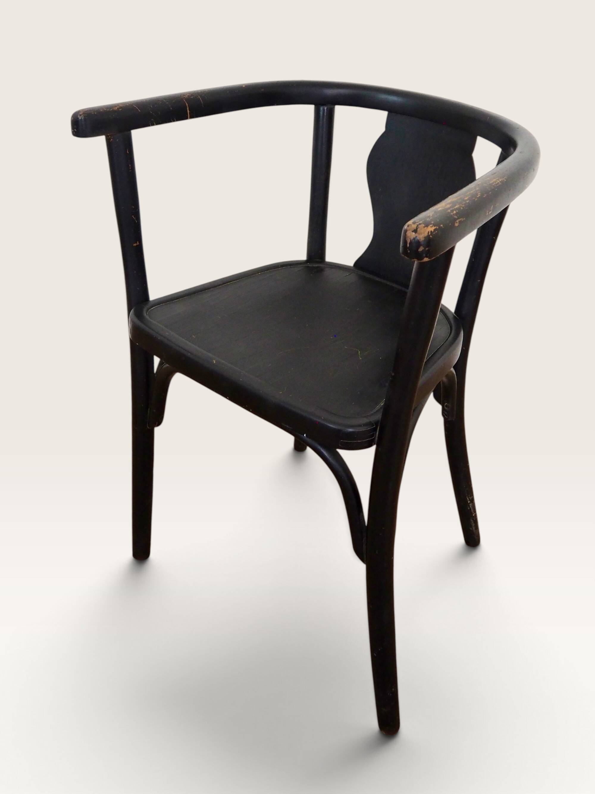 Curved black lacquered wooden armchair in Thonet style