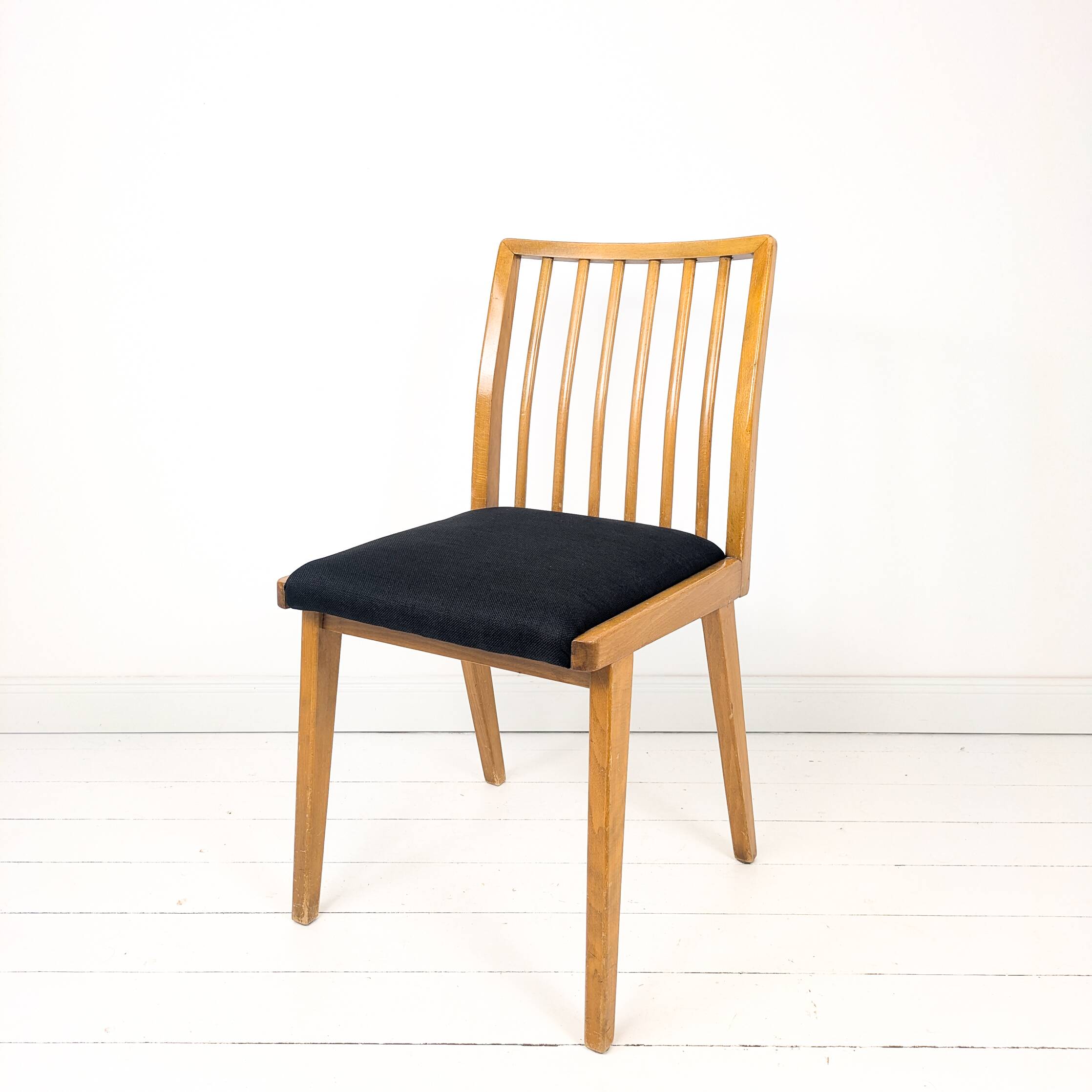 Chaise vintage Mid-Century à barreaux en bois massif avec assise à ressorts