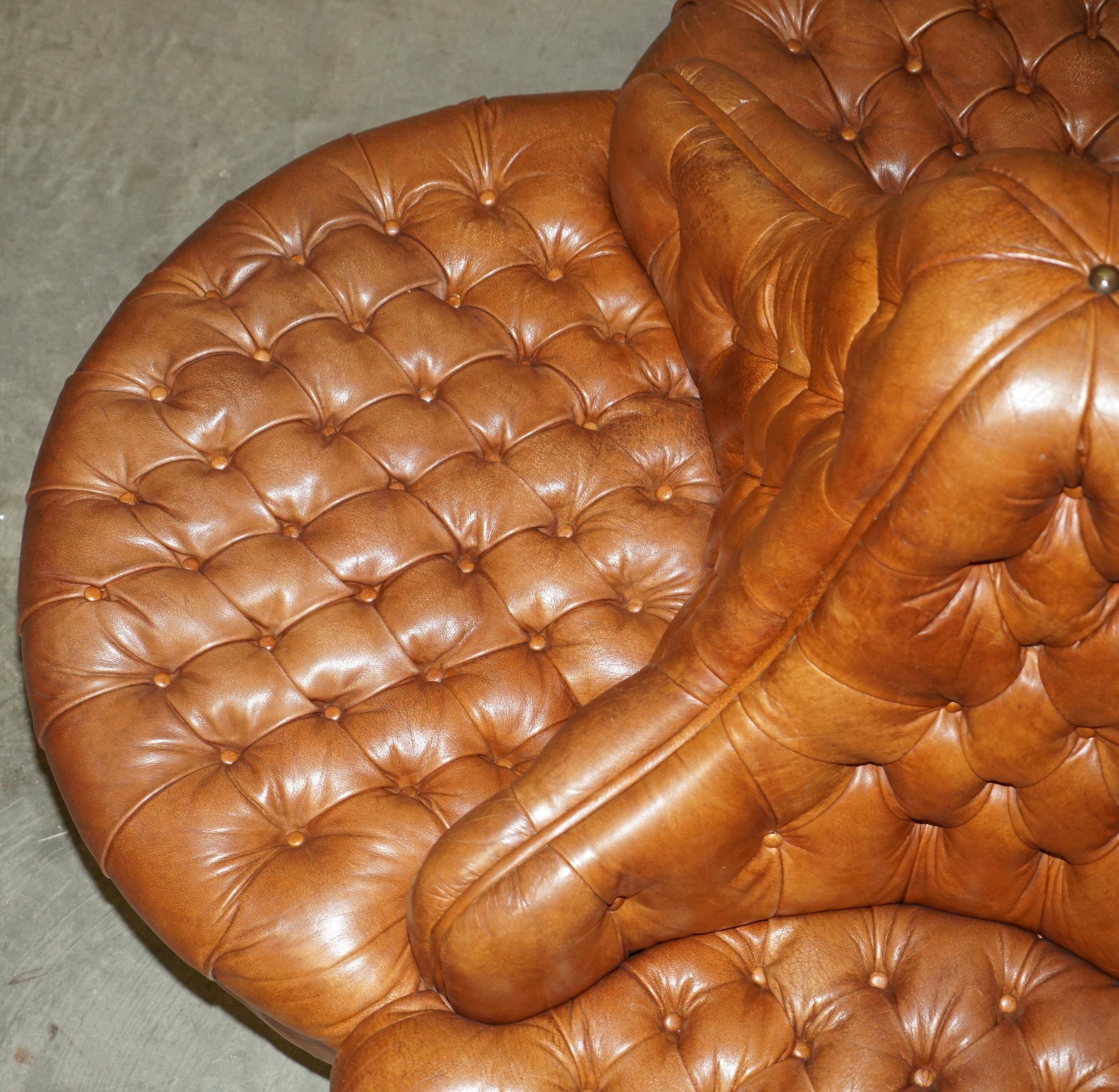 Heritage leather Chesterfield sofa, four-seater, Tête-à-Tête model.