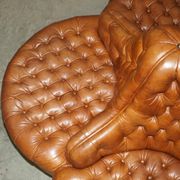 Heritage leather Chesterfield sofa, four-seater, Tête-à-Tête model.