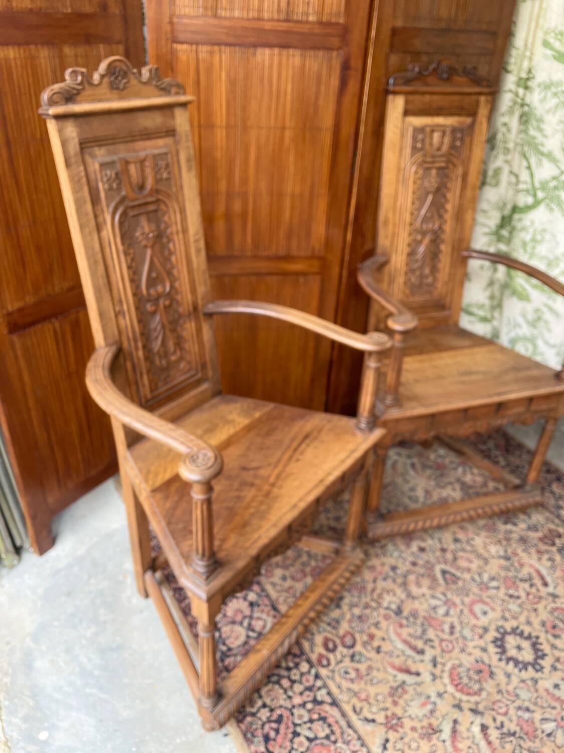 Paire de fauteuils sculptés en noyer de style Renaissance